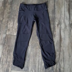 R8 Activewear Mesh Panel Cropped Capri Leggings